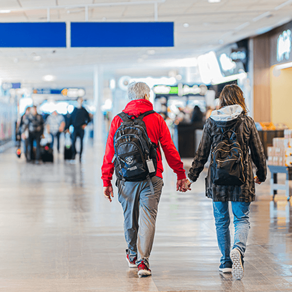 Passagers main dans la main qui marchent ensemble