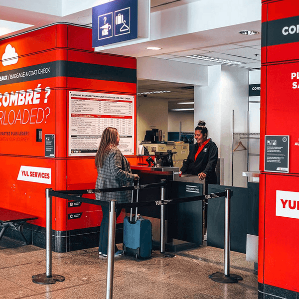 Employé du service Consigne souriant qui remet une facture à une cliente